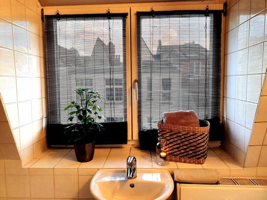 Hautnah Erleben - Schoene Maisonette 2og
